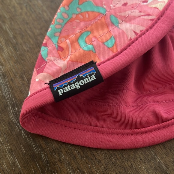 PATAGONIA BABY REVERSIBLE HAT IN WILD WARATAH VJOSA GREEN - Picture 2 of 6